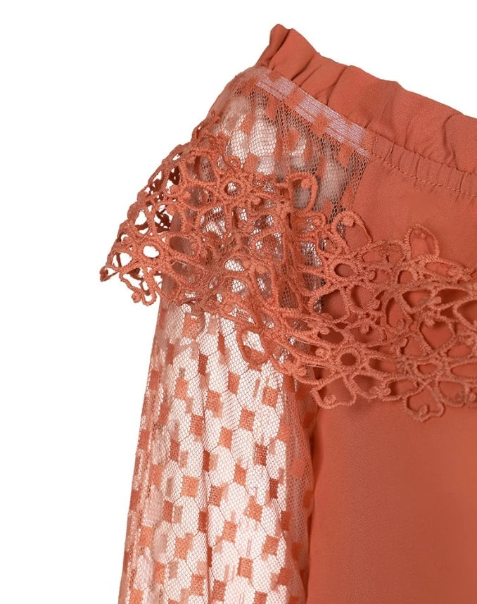 Blusa de mujer con hombros descubiertos de encaje de guipur